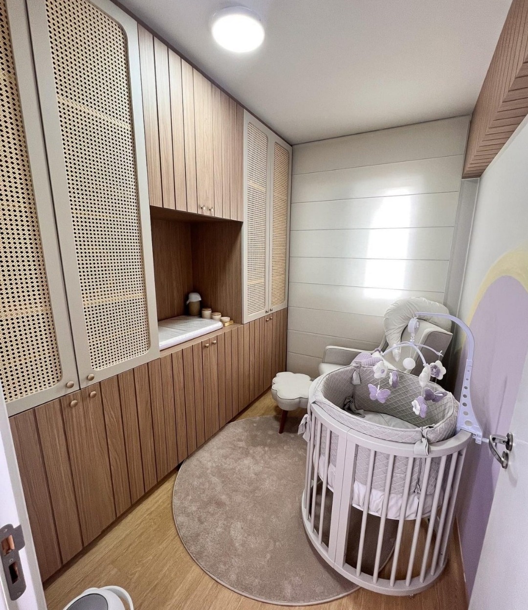 Quarto infantil com armários, bancada de estudos e nichos para brinquedos