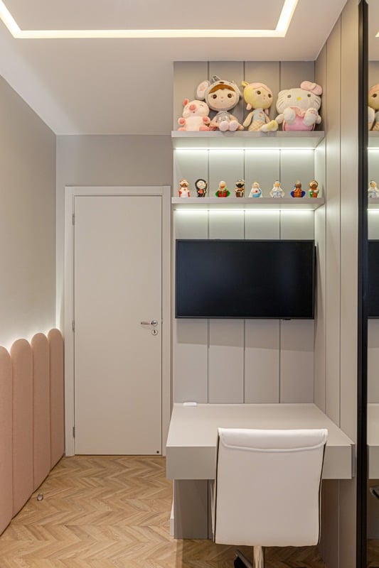 Quarto de bebê com berço e armários planejados