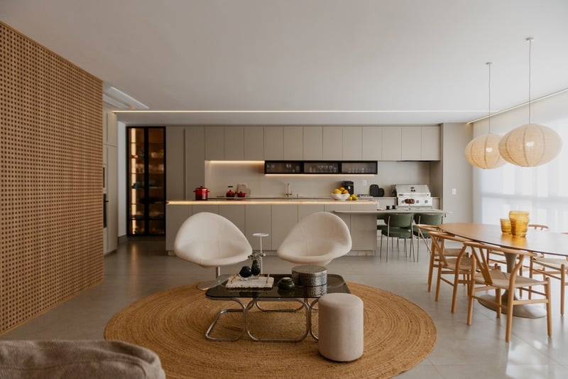 Sala integrada com cozinha e marcenaria planejada