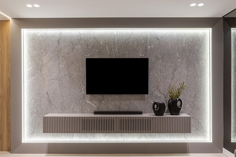 Painel de TV com armário ripado e iluminação embutida
